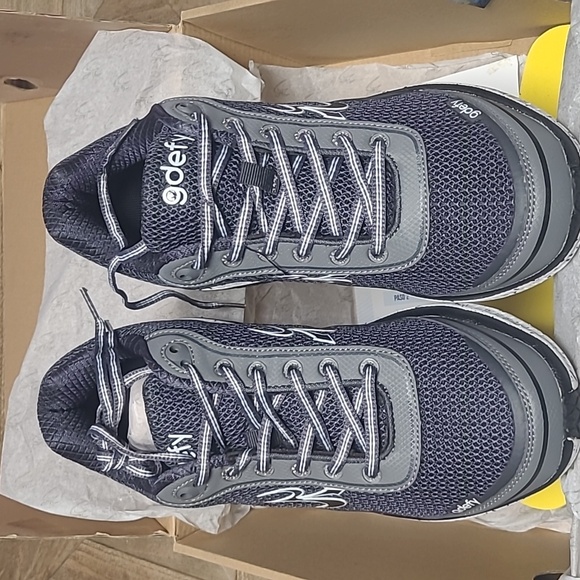 Walking Shoes - Picture 4 of 5